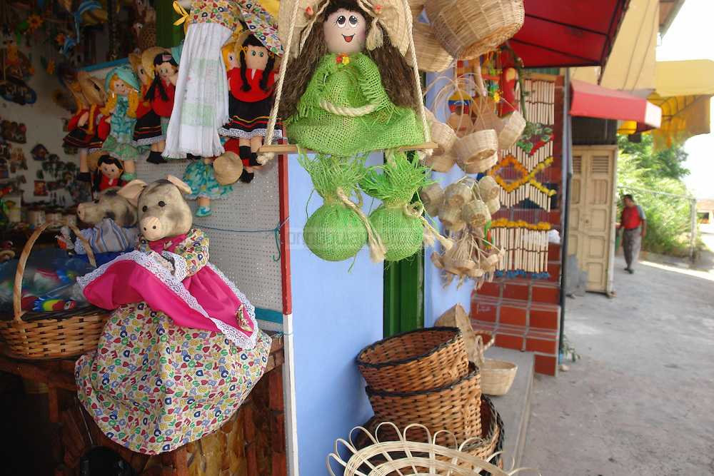 Venta de artesanías en el sector el Abejal de Palmira. Crafts sale in the sector "Abejal de Palmira". (Jorge Castellanos/ Orinoquiaphoto)