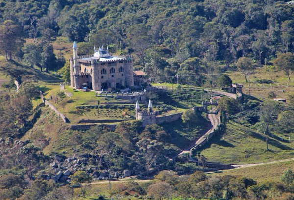 Como en los cuentos de hadas, a la distancia se puede observar este hermoso castillo