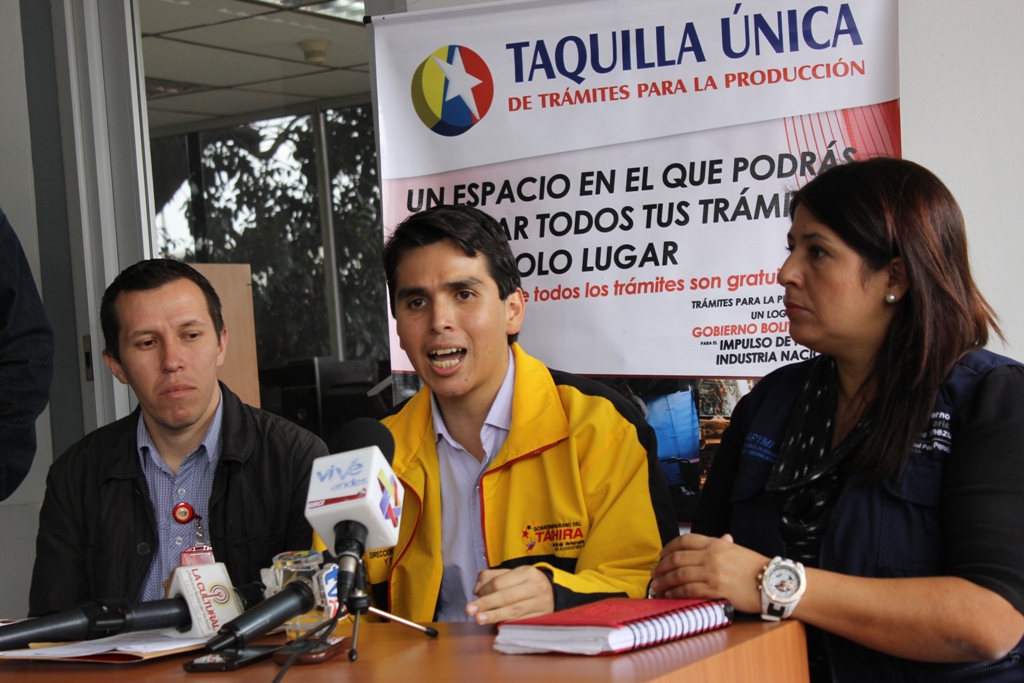 Foto 2  Integrantes del Estado Mayor de la Ofensiva Económica en el Táchira