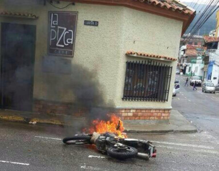 La moto fue quemada por los encapuchados