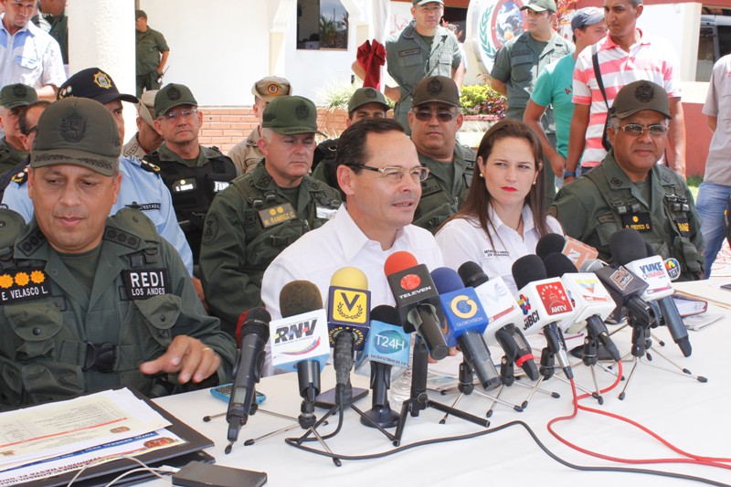 Acompañado por autoridades de la región el gobernador Vielma Mora anunció el traslado del detenido a Caracas