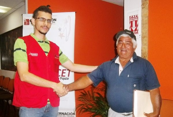 Bernardo Contreras recibe el proyecto construccion colector de aguas servidas sector Mi Jardin M Ayacucho