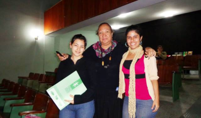 La novelista Milagros Mata Gil también compartió con los asistentes a la actividad literaria