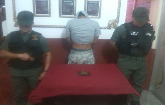 FOTO DE JOVEN DETENIDO EN PUEBLO NUEVO CON MARIHUANA ENTRE LOS GENITALES