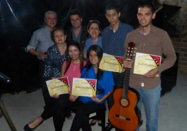 Luego de la presentación musical Duque y Prieto entregaron merecidos reconocimientos a los jóvenes talentos de la música
