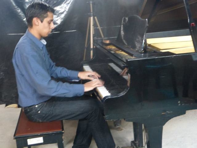 Joel Acevedo también demostró su talento y virtuosidad en el piano