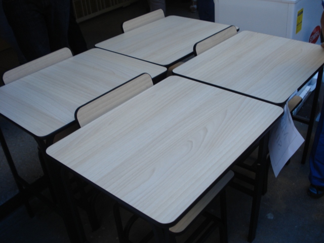 Mesas sillas entregadas a las escuelas