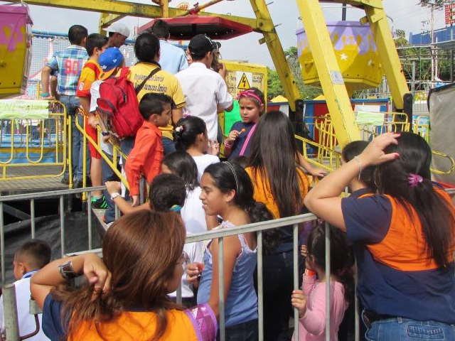 Funcionarios disfrutando con sus familiares de una tarde de ferias.