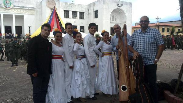 Oscar Duque en compañia de Ballet Folclórico del Táchira