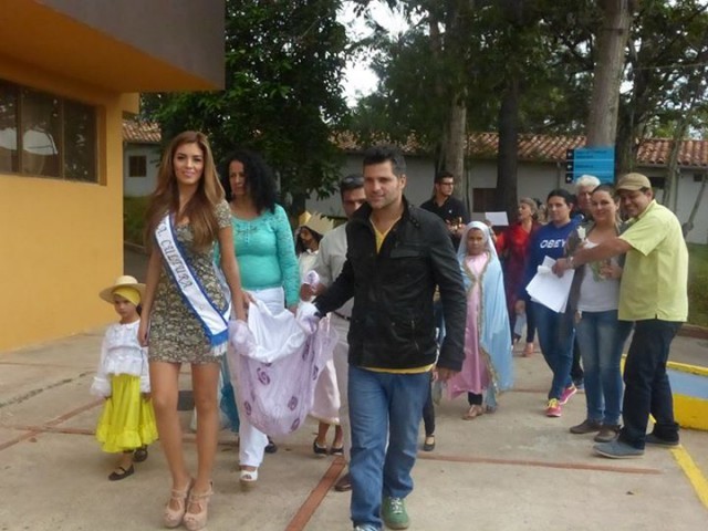 Oscar Duque, titular de Cultura, y Yuberthly Manrique, Señorita Cultura de la FISS 2015, en su condición de padrinos iniciaron la procesión desde el Museo del Táchira