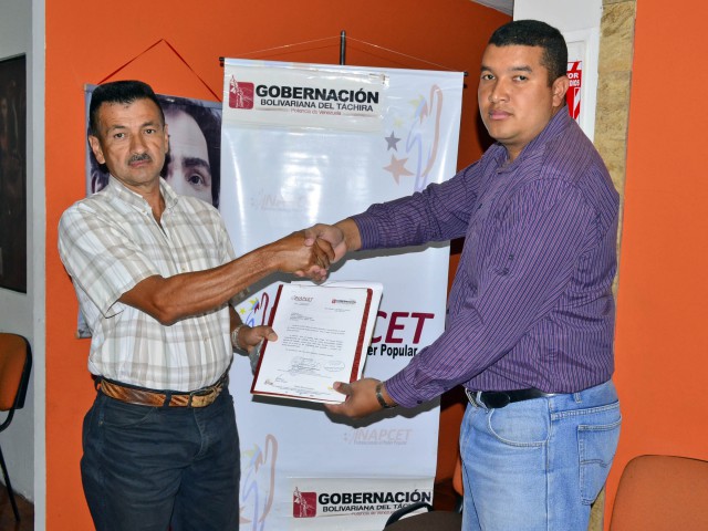 Entrega del proyecto construcción de cancha Liceo Josefa Molina de Duque en Uribante.