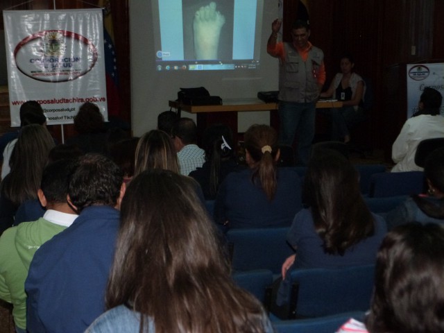 momentos en que era dictada la conferencia a los trabajadores por parte de Johnny García representante de inpsasel