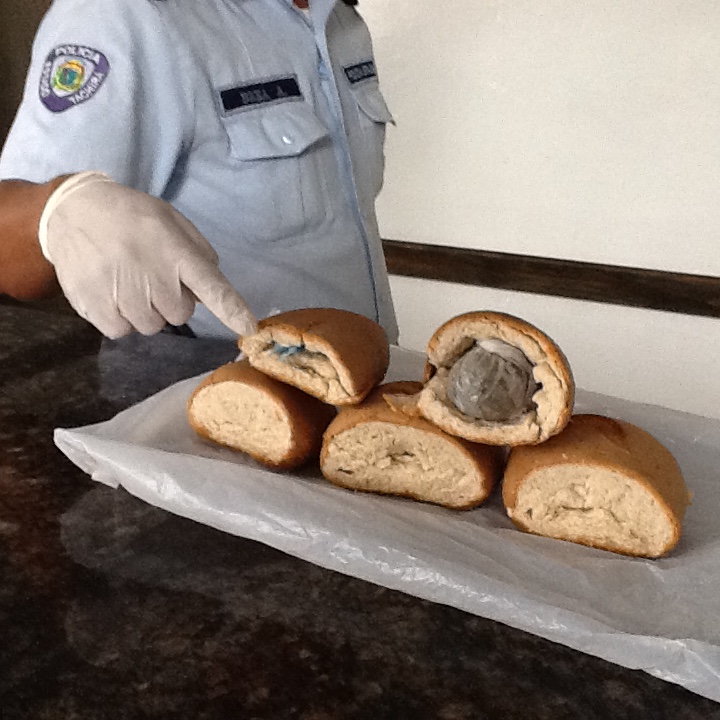 La droga la hallaron dentro de panes