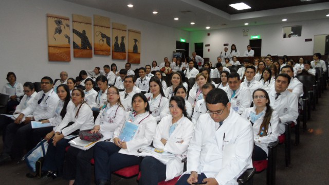 Médicos especialistas, residentes, internos y estudiantes de medicina participaron en la Conferencia de la Vacuna Antimeningocócica
