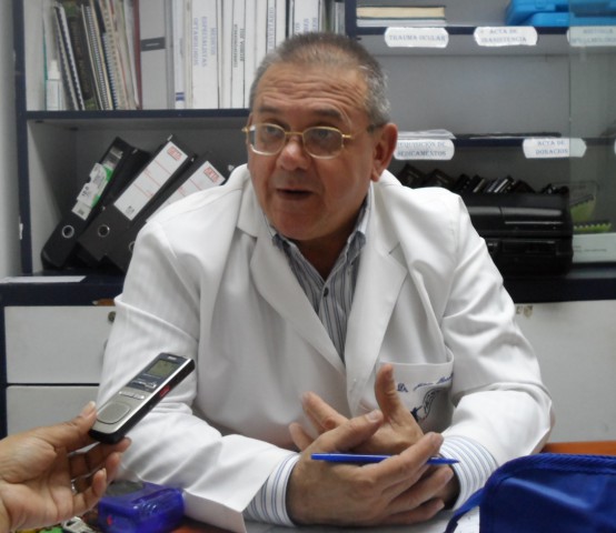 Según Nelsón Rosales, jefe de Oftalmología del Hospital Central,   en dicho servicio se operan mensualmente entre 25 a 30 cataratas.