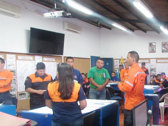 Los Participantes presentando una de las prácticas.