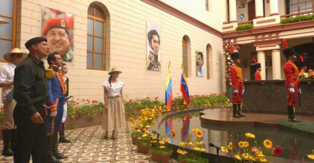 Grupo Telira durante su presentación ante el mausoleo del Comandante.