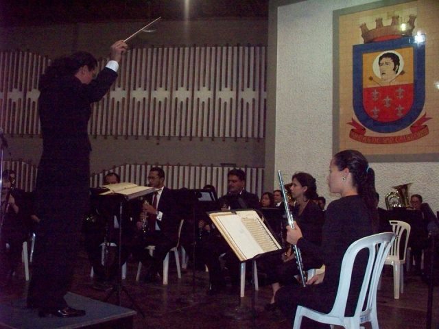 Ramón Moncada, director de la Banda Oficial, encabezó el homenaje. Danzas Puro Pie ejecutó piezas contemporáneas. Foto: Ruth Castañeda