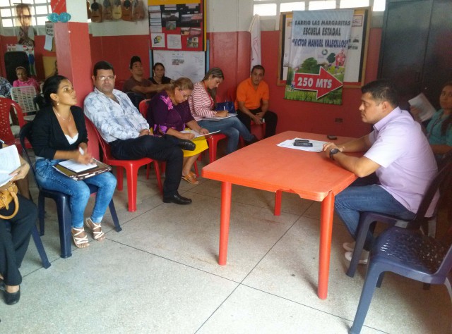 Pdte. del Intavi, en reunión con los beneficiarios de Barrio Nuevo Barrio Tricolor