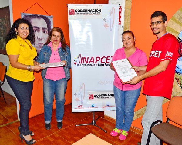 Consejo comunal La Neblina en Boca de Monte, municipio Lobatera recibe proyectos de electrificación para las comunidades de esa localidad.