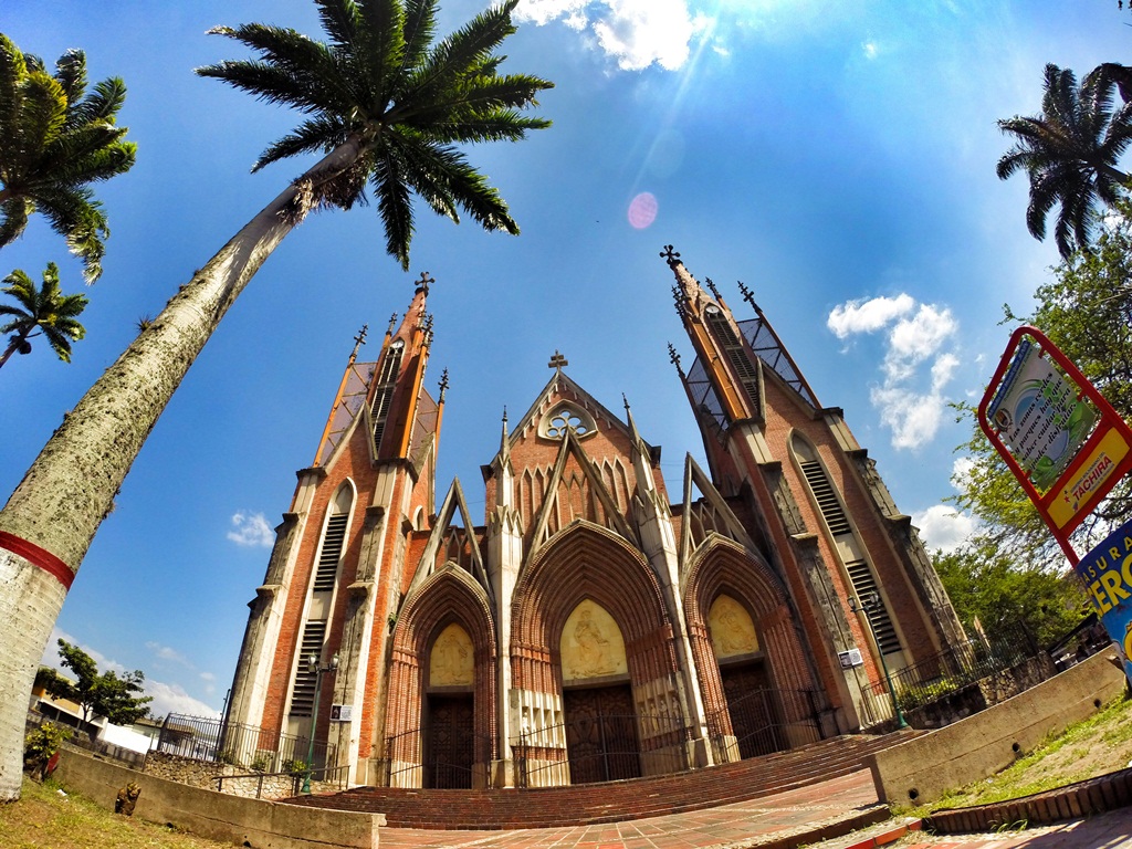 La Majestuosa Iglesia de Santa Bárbara engalana la ciudad de tantos puentes
