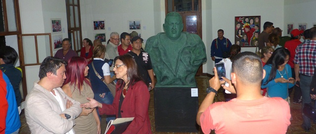 Colectividad tachirense disfrutando Exposición "Chávez en el Corazón del Táchira"