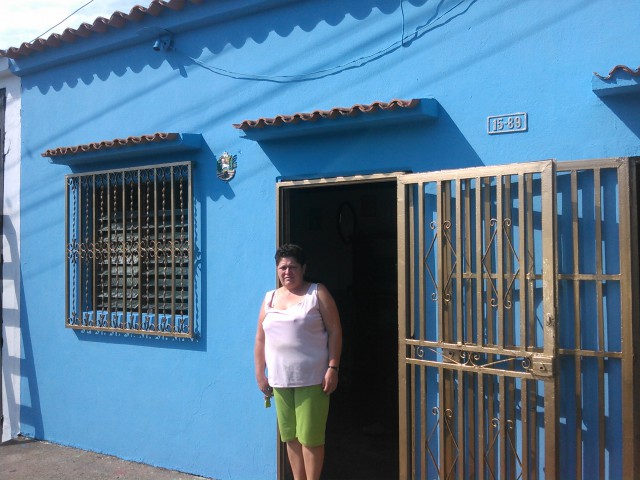 Vivienda embellecida con cambio de pintura en su fachada gracias a Barrio Tricolor