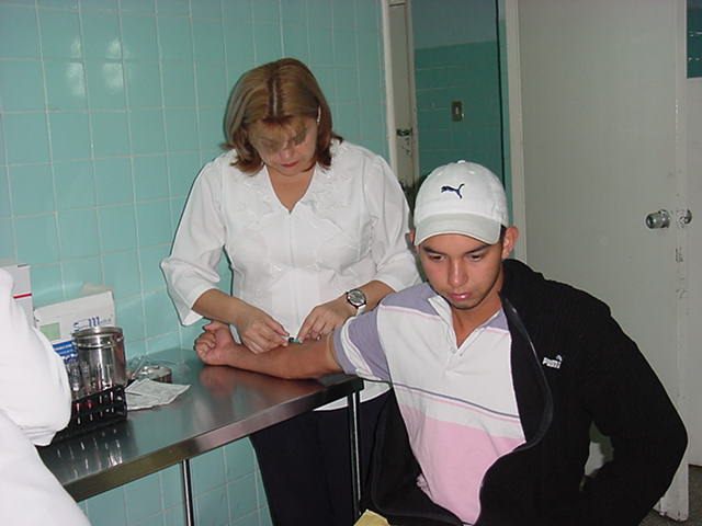 Personal médico y de enfermería realiza visitas a domicilio para atender a los pacientes con enfermedades crónicas