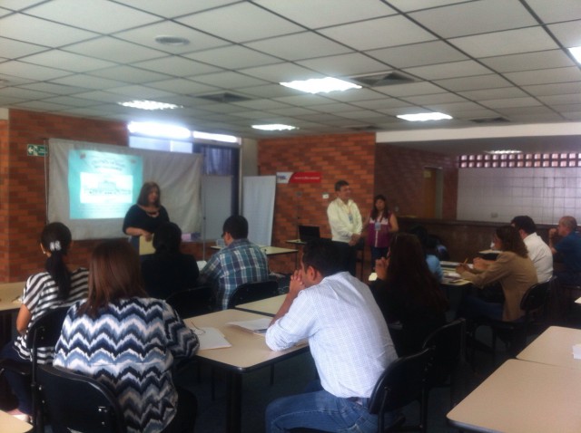 Dra. Vilma Bracamonte, directora de la Institución, en compañía de Oscar Angulo y Darwin Maldonado, jefes de Ingeniería Sanitaria 