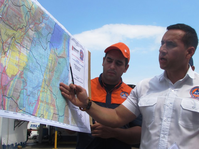 Director de la institución sañalando la ubicación del sismo.