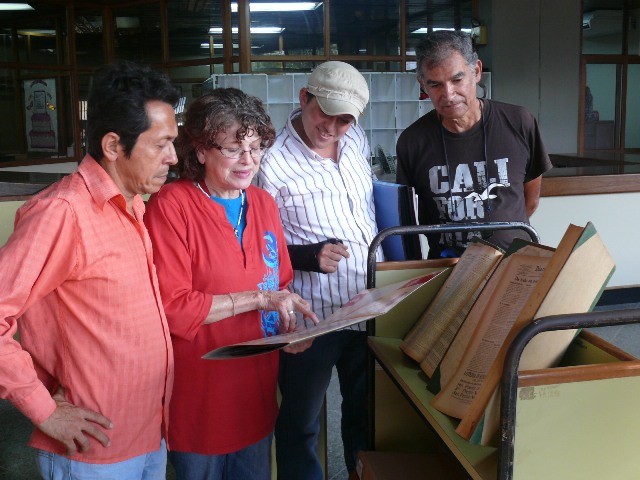 Rosamaría León, promotora  cultural de la Red de Bibliotecas muestra a varios usuarios parte de esta interesante exposición.