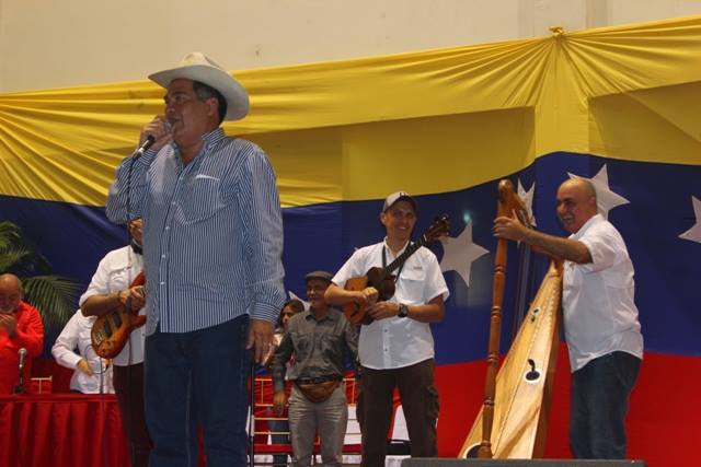 El Diputado Cristóbal Jiménez, interpretó algunos de sus temas.