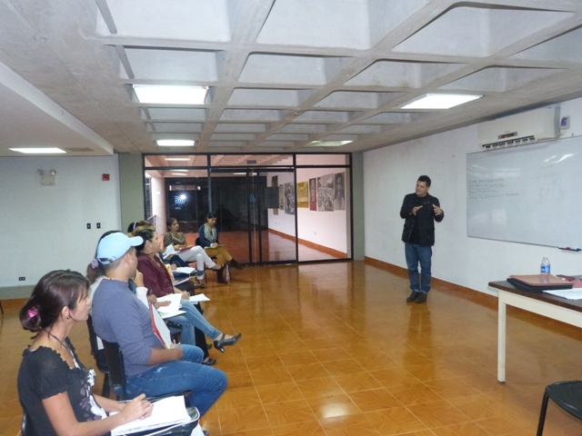 Oscar Duque, director de cultura con promotores.