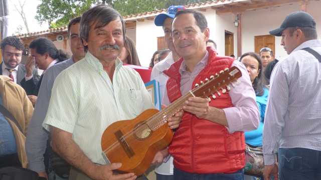 Gobernado del Táchira, José G. Vielma M. con el Lcdo. Leonardo Becerra director Fundación Orquesta Sinfónica Juvenil e Infantil del municipio Guásimos.