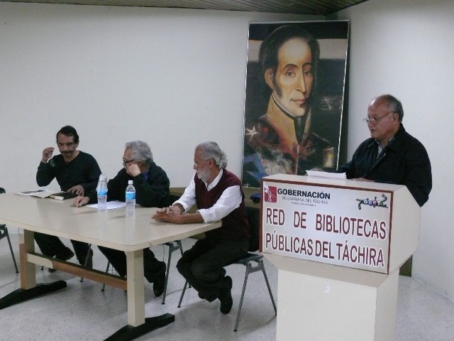 El conversatorio en homenaje a César Rengifo se llevó a cabo  en la Biblioteca Pública Central de San Cristóbal “Leonardo Ruiz Pineda”.