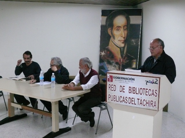 El conversatorio en homenaje a César Rengifo se llevó a cabo en la Biblioteca Pública Central de San Cristóbal “Leonardo Ruiz Pineda”.