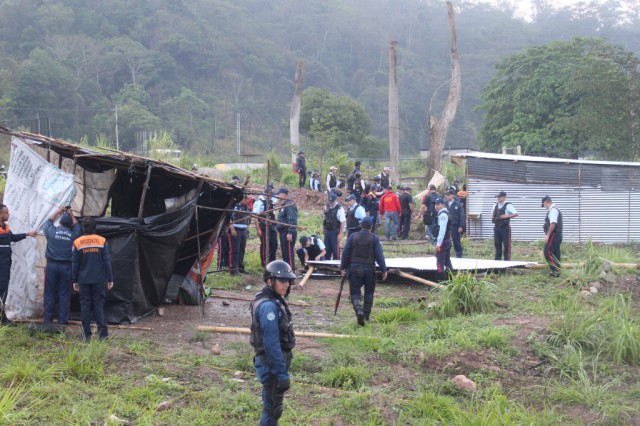 Los enseres y pertenencias de las familias fueron custodiadas por los policías