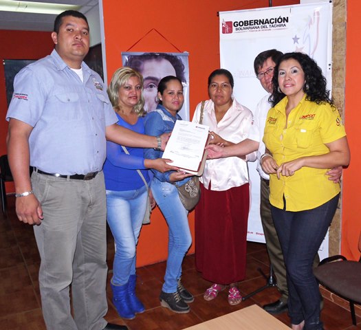 Habitantes de la Urb. Valle Lorena  Municipio Fernández Feo reciben proyecto del electrificación.