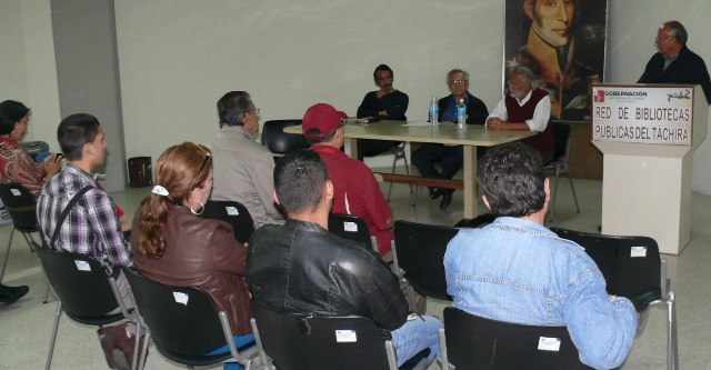 El conversatorio en homenaje a César Rengifo se llevó a cabo  en la Biblioteca Pública Central de San Cristóbal “Leonardo Ruíz Pineda”
