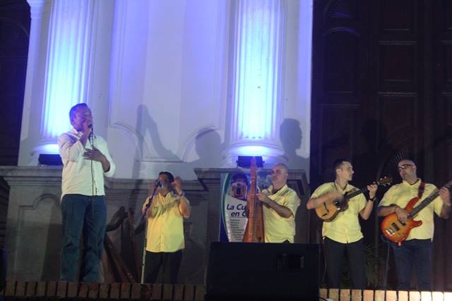 El conjunto Criollo de la DCET afloró el sentimiento patriotico de los presentes al son del arpa, cuatro y maracas