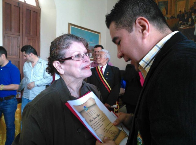La cultora Rosamaría León también recibió un reconocimiento