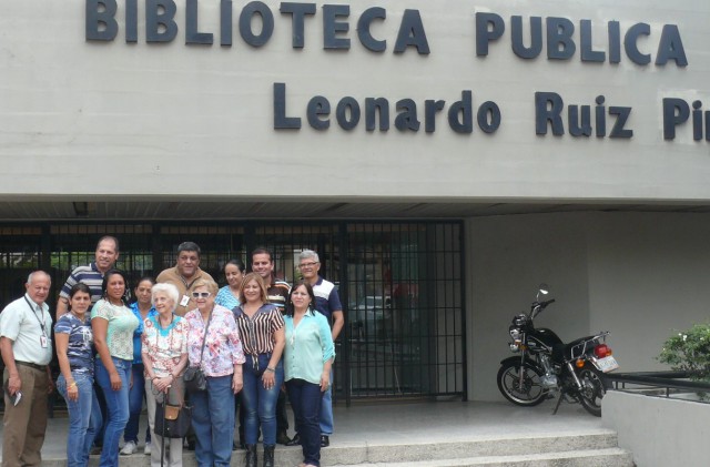 Un grupo de trabajadores de esta casa del saber humano posan junto a la viuda de quien lleva el epónimo de esta institución