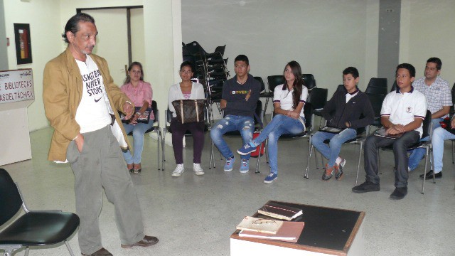 Danilo Chacón dicta en la biblioteca pública un taller sobre producción teatral.