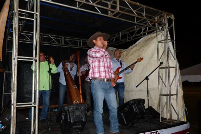 El "Conjunto Criollo" de la DCET, acompañó a los solistas.