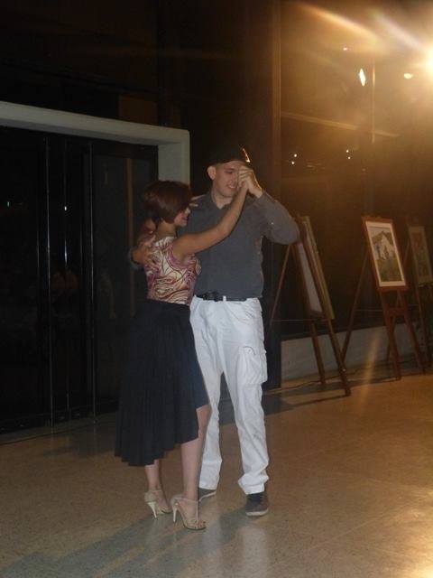 La Academia de Danza “Al Compás”, deleitó con un excelente baile al son de la salsa cubana.