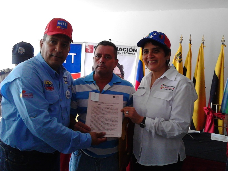 Líneas de transporte y taxistas beneficiadas con entrega de la DT9 y DT10