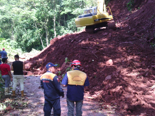 Parte de los trabajos que se vienen realizando en la vía del Chorro El Indio.