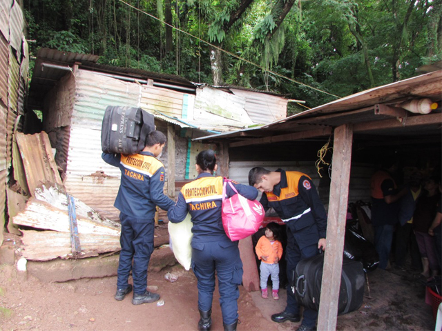 Parte del desalojo realizado por funcionarios de PC Táchira.
