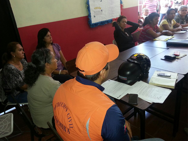 Funcionarios de PC Táchira en la reunión con representantes de la localidad de Barrancas. 