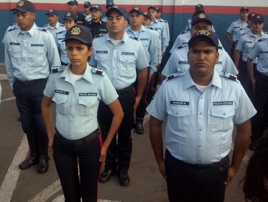 Funcionarios de la Policía del Táchira momentos antes de recibir sus ascensos y condecoraciones. 